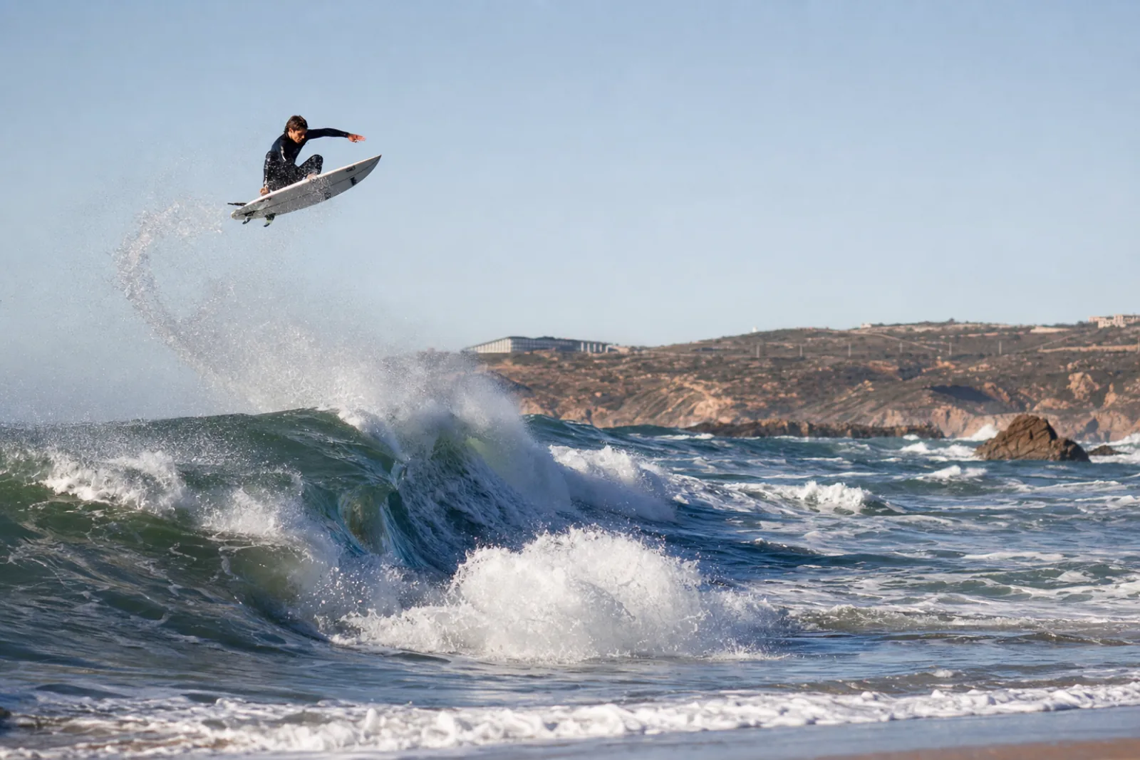 Surfista a executar uma manobra aérea no Guincho