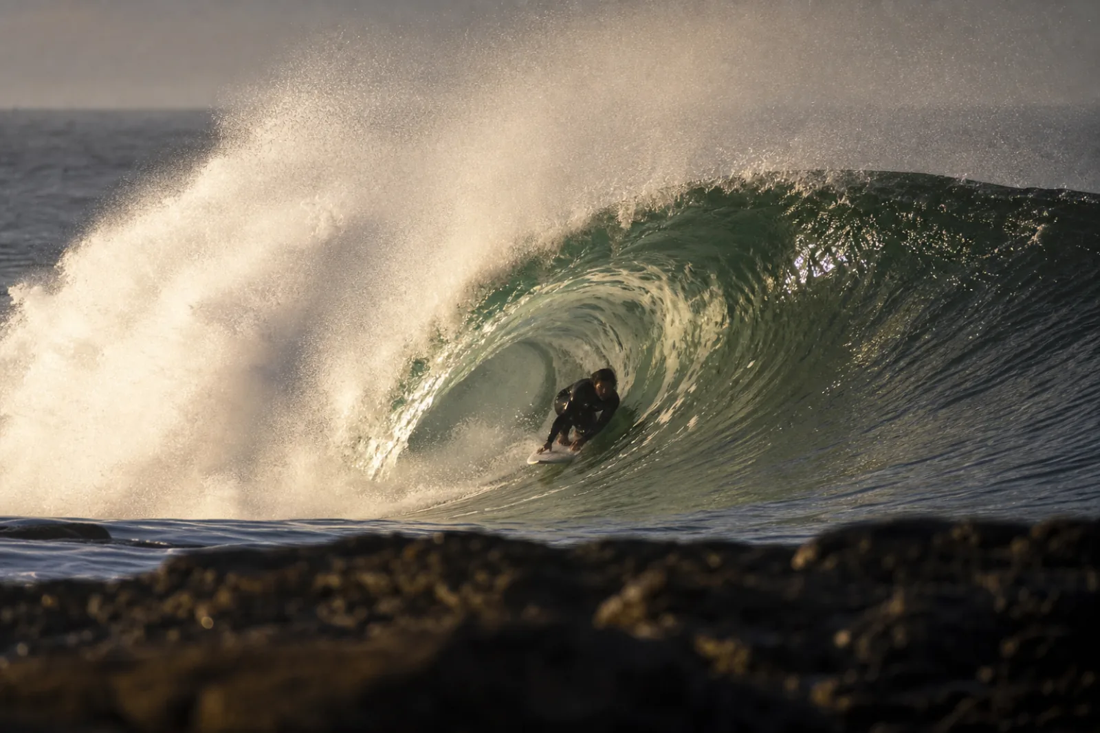 Surfista dentro de um tubo atlântico em Supertubos